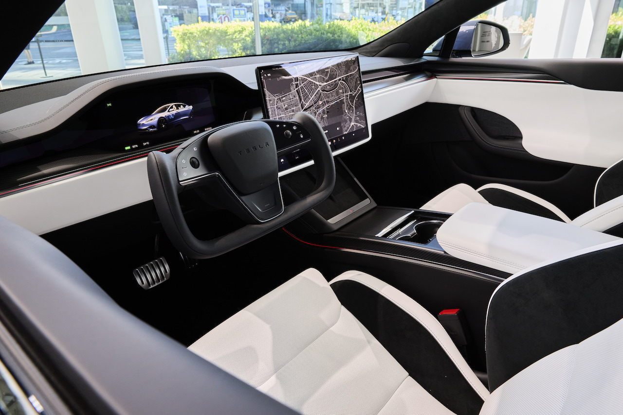 02_兩款車皆新增全光譜環艙氣氛燈，結合22 組揚聲器與前後排雙觸控螢幕，提供沉浸式的座艙娛樂體驗。